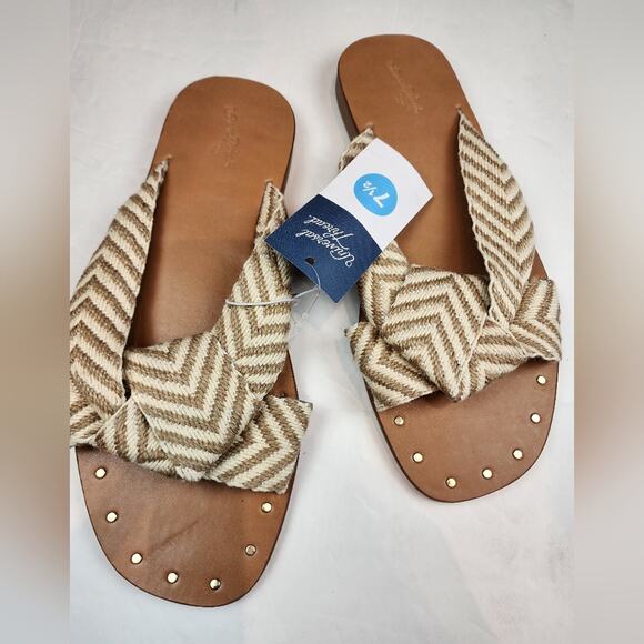 Universal Thread Fabric Sandals Tan Knotted Beach Slipons Women's Size 7.5 New - Picture 2 of 7